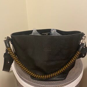 Mecha Méndez bucket leather bag